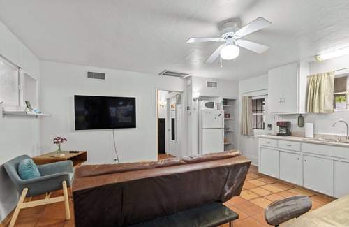 Camelback East Apartment | Sunlit Palm Cottage in Uptown Phoenix