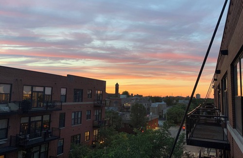 Near West Side Condo | Sunlit Room+Bath in Chicago Condo near United Center, West Loop, & Med District