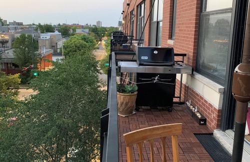 Near West Side Condo | Sunlit Room+Bath in Chicago Condo near United Center, West Loop, & Med District