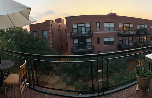 Near West Side Condo | Sunlit Room+Bath in Chicago Condo near United Center, West Loop, & Med District