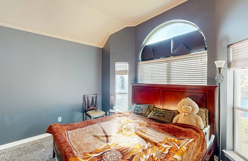 Sydney Harbour House | Sunlit waterfront retreat with patio, fireplace, & kayaks - near golf