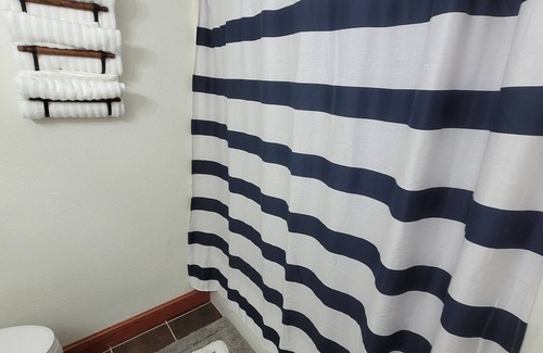 Oak Harbor Condo | Sunnie Days condo on Lake Erie. In Oak Harbor, 2 minute walk to the lake.