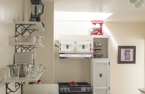 Cayuga Terrace House | Sunny 1920s Gem – Free Parking, No Chores!
