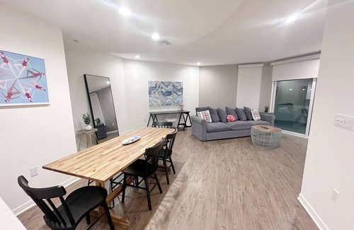 Marina Peninsula Apartment | Sunny 2 Bedroom with a Water View