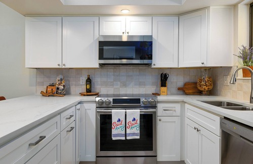 Palm Harbor House | Sunny 2BR/2BA Coastal Retreat – Walk to Dining, Near Beach & Trails