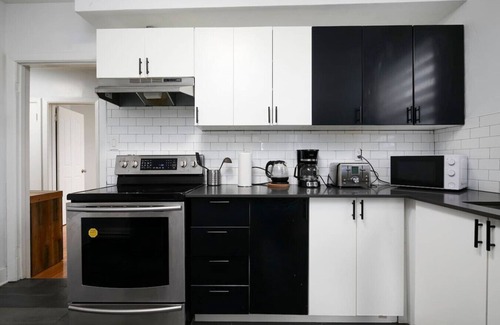 Cote-Des-Neiges—Notre-Dame-De-Grace Apartment | Sunny 2BR unit in Montreal