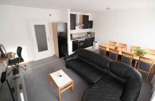 Wildemann Apartment | Sunny 3 Bedroom apartment with balcony sleeps 8