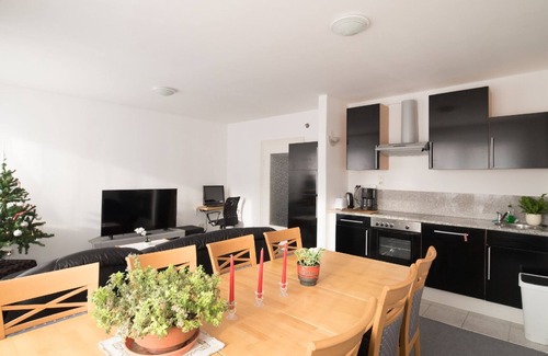 Wildemann Apartment | Sunny 3 Bedroom apartment with balcony sleeps 8