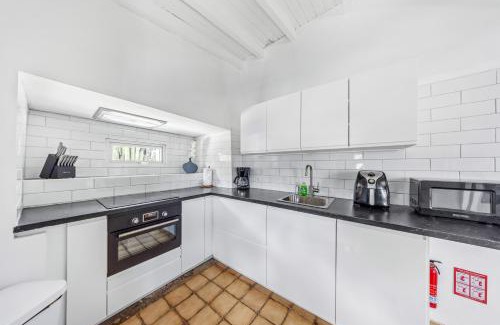 Punto de Oro House | Sunny 3br Escape - Luxurious Pool Oasis