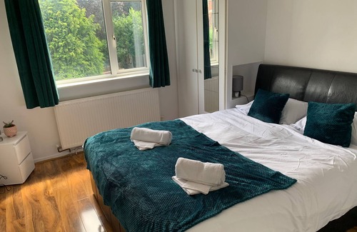 Harborne House | Sunny 4 bedroom house with free parking on site