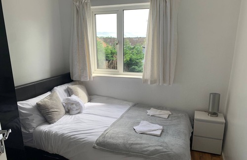 Harborne House | Sunny 4 bedroom house with free parking on site