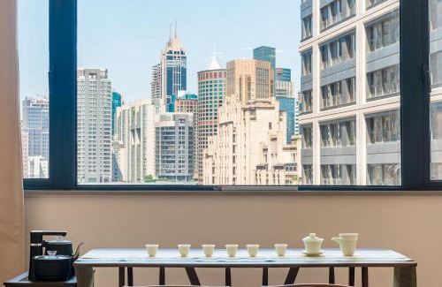 Huangpu Apartment | Sunny Abode-Bund view apartment 300m from Yu Garden Modern luxury 3-bedroom, 2-bathroom residence