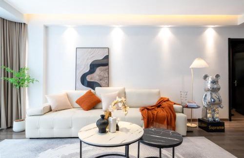 Huangpu Apartment | Sunny-Abode View the landmark of Lujiazui 3bedroom near Xintiandi and People's Square &200m to Subway