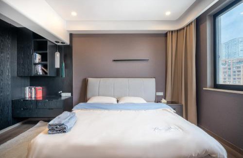 Huangpu Apartment | Sunny-Abode View the landmark of Lujiazui 3bedroom near Xintiandi and People's Square &200m to Subway