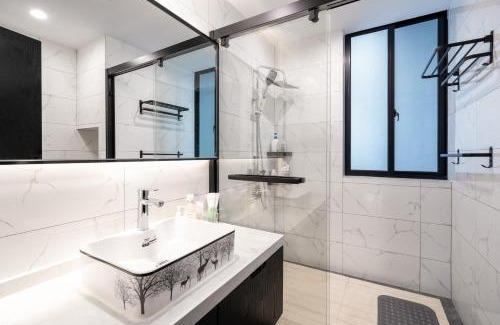 Huangpu Apartment | Sunny-Abode View the landmark of Lujiazui 3bedroom near Xintiandi and People's Square &200m to Subway