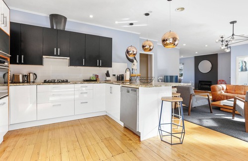 Parnell House | Sunny all year, Private swimming pool by the bay and parks