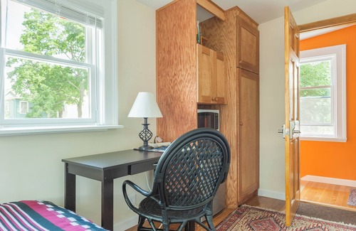 North Cambridge House | Sunny and immaculately clean 3 bed/2 bath - fast wifi - 5 min walk to Alewife T