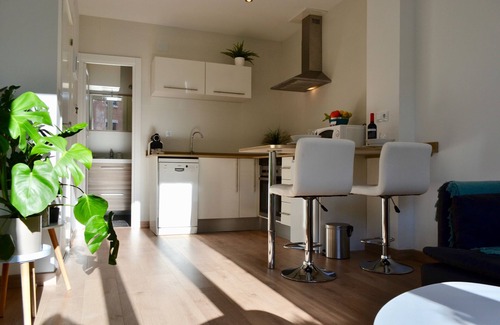 Arrancapins Apartment | Sunny and Stylish Apartment with Balcony
