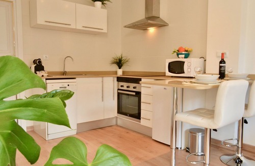 Arrancapins Apartment | Sunny and Stylish Apartment with Balcony