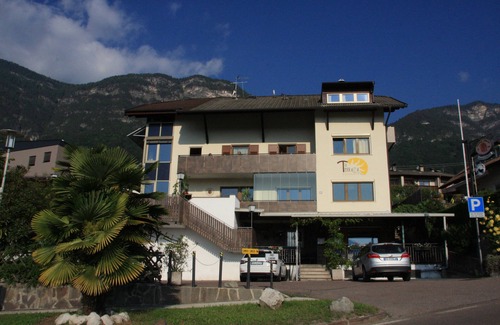 Caldaro Sulla Strada del Vino Apartment | Sunny apartment in an ideal location to Lake Kaltern, historic village