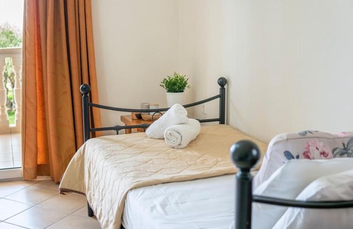 Amoudi Apartment | Sunny Aprt at Klelia Cottage