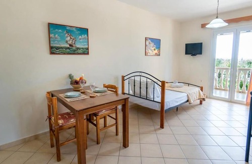 Amoudi Apartment | Sunny Aprt at Klelia Cottage