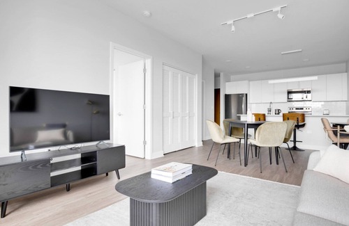 Arlington Heights Apartment | Sunny Arlington Heights 1BR w/ Gym & Dog Spa, easy commute, by Blueground