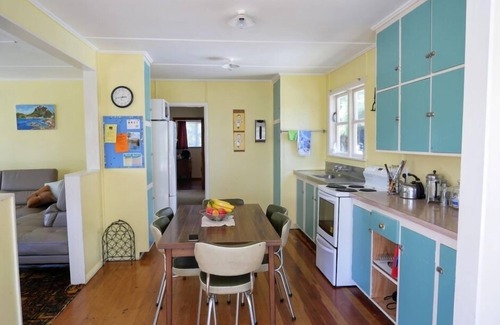 Riversdale House | Sunny bach, walk to beach, golf course & shop. Perfect for a large family or two