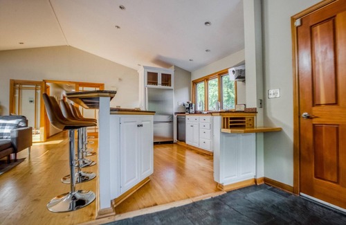 Northwest Bellevue House | Sunny Bellevue 2BR, near Shops, Dining & Parks, by Blueground