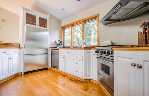 Northwest Bellevue House | Sunny Bellevue 2BR, near Shops, Dining & Parks, by Blueground