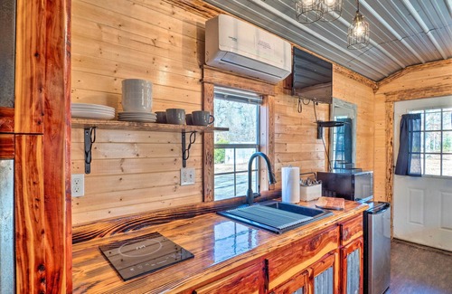 Negreet Cabin | Sunny 'Catfish Cabin' w/Views of Toledo Bend