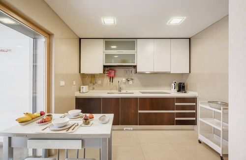 Cascais Apartment | Sunny Central Luxury, 2 bedroom/2WC, garage, don't need car, 8 min walk beach