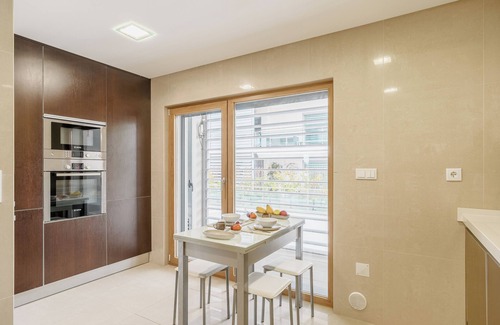 Cascais Apartment | Sunny Central Luxury, 2 bedroom/2WC, garage, don't need car, 8 min walk beach