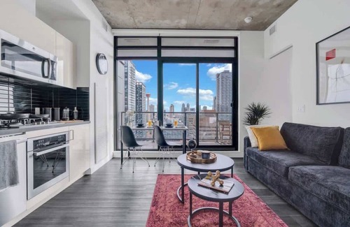Connaught Apartment | Sunny Cozy Calgary Tower View