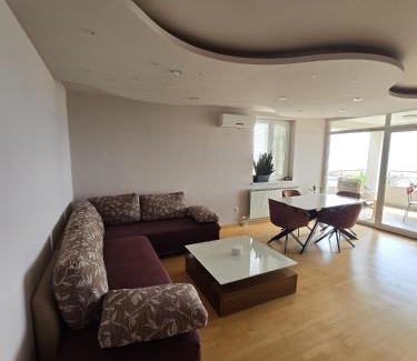 Sarsoni Apartment | Sunny Day self check in