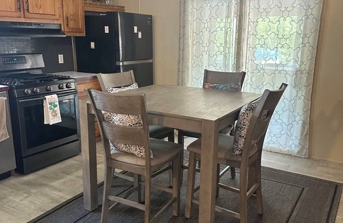 Benton House | “Sunny Daze” Family-friendly 2-bedroom with a short walk to Kentucky Lake!