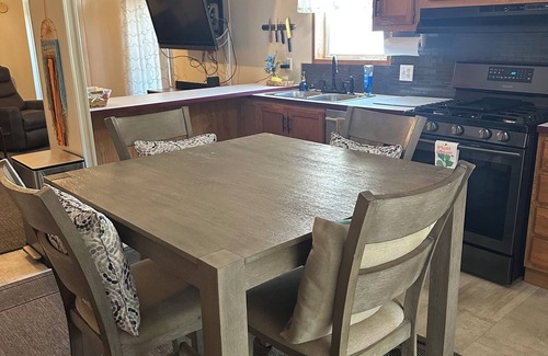 Benton House | “Sunny Daze” Family-friendly 2-bedroom with a short walk to Kentucky Lake!