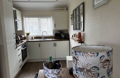 Bacton Ski Chalet | SUNNY DECK steps to beach on peaceful dog friendly park with TV/Wifi/wash/dry