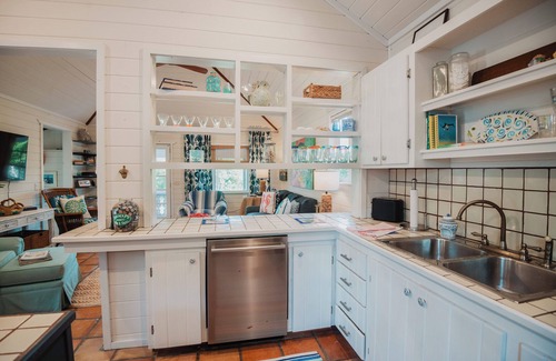 Lubbers Quarters Cay Cottage | Sunny Delight 2 bdrm cottage with boat lift and private dock