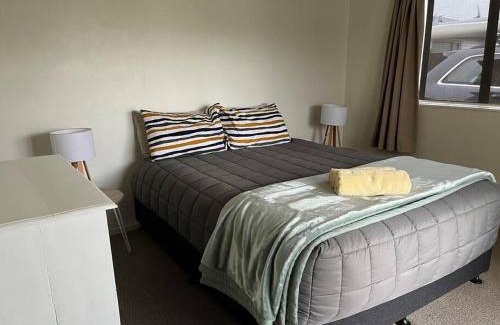 Lowburn House | Sunny Escape in Old Cromwell