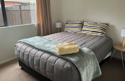 Lowburn House | Sunny Escape in Old Cromwell