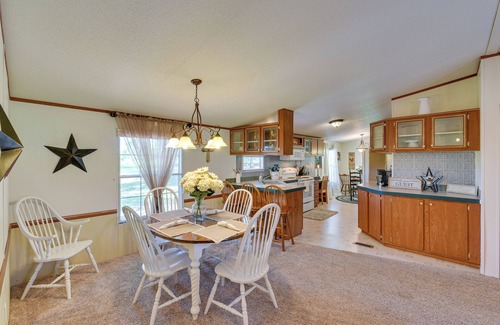Washington County House | Sunny Florida Escape w/Screened-In Patio & Grill!