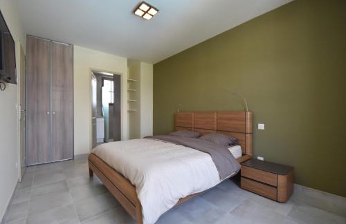 Garrigues-Sainte-Eulalie Villa | Sunny Villa Retreat in Uzès