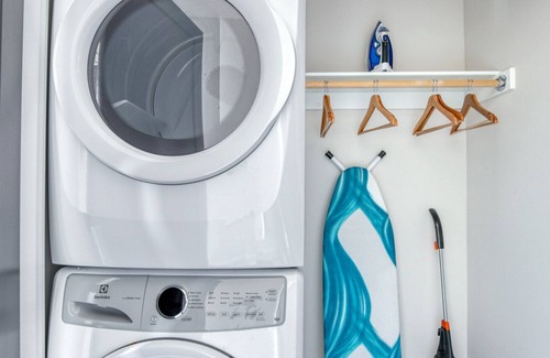 Golden Triangle Apartment | Sunny Golden Triangle 1BR w/ Pool, Gym & W/D, next to Park, by Blueground