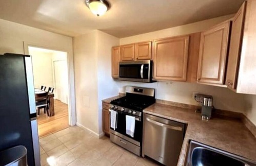 Cherrydale Apartment | Sunny Hilltop 2-BR Top Floor in Arlington