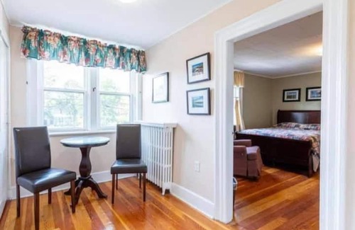 Queens Square Bed & Breakfast | Sunny Home B&B