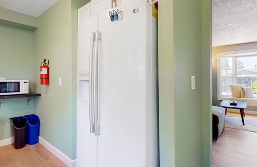 Dundee House | Sunny home with enclosed yard, grill, fast WiFi, washer/dryer, & outdoor dining