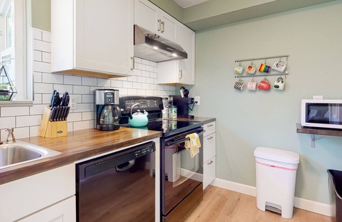 Dundee House | Sunny home with enclosed yard, grill, fast WiFi, washer/dryer, & outdoor dining