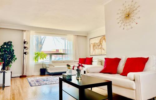 Black Creek House | Sunny House - Main Floor, Free parking, in Toronto