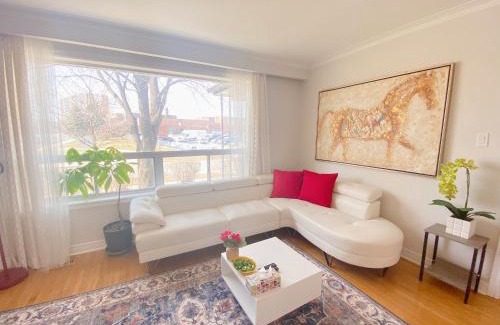 Black Creek House | Sunny House - Main Floor, Free parking, in Toronto